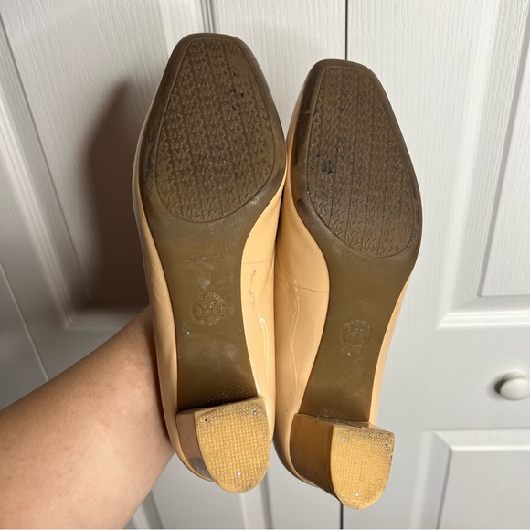 Michael Kors heeled beige nude glossy leather pumps chunky heel square toe 11W - Picture 9 of 11
